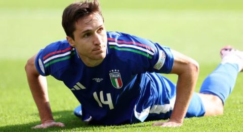 هل يتسبب إيزاك في طرد كييزا خارج ليفربول؟