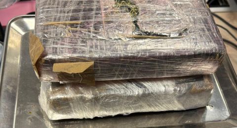 الشرطة تعتقل مشتبهًا بحوزته 2.3 كغم من مخدر 