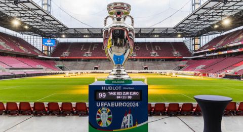 طفلان من غزة يشاركان في حفل توزيع الميداليات بكأس السوبر الأوروبي