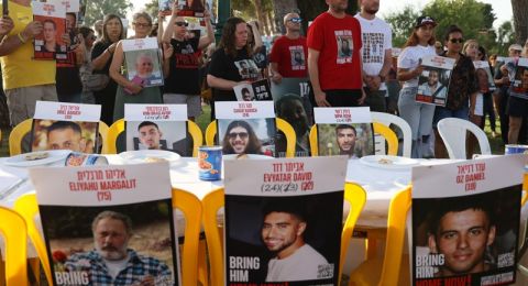 عائلات المختطفين الاسرائيليين تدعو لمظاهرات واسعة يوم غد