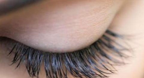 زيوت سحرية لرموش أطول وأكثر كثافة... بطريقة طبيعية وآمنة
