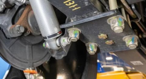 هذا ما تعنيه العلامات الملونة أسفل «كبوت» سيارتك الجديدة