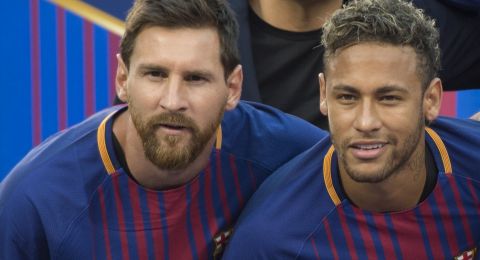 سروال داخلي وظهور لميسي.. مشجع يفاجئ نيمار بهدية غريبة