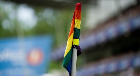 زيجات وصور غرامية وهمية.. لاعب سابق يفضح كواليس حياة اللاعبين المثليين في الدوريات الأوروبية