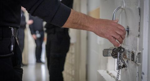 أزمة الاكتظاظ تتفاقم: كشف حالات احتجاز مهينة لمعتقلين داخل مراكز الشرطة الإسرائيلية