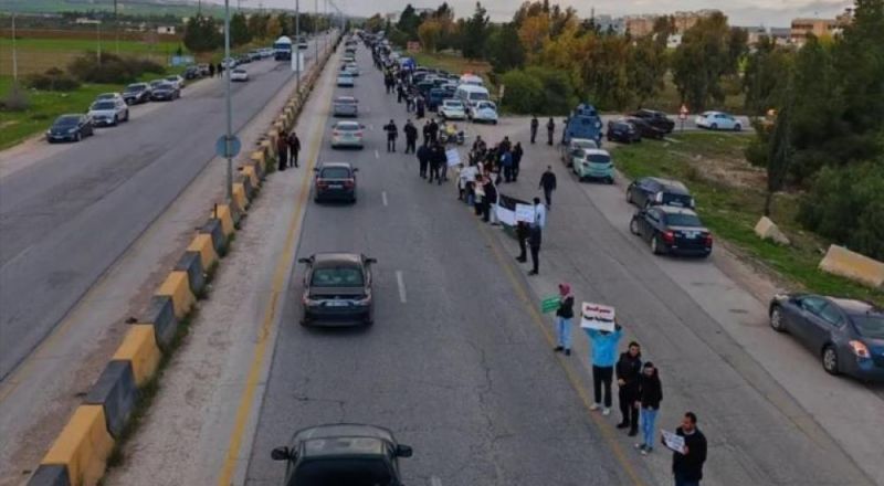 سلسلة بشرية في الأردن احتجاجا على جسر الإمداد البري لإسرائيل Bb0gMTE2