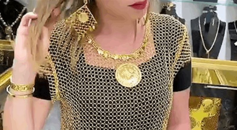 بالفيديو: فستان من الذهب بمناسبة عيد الحب يشغل العالم.. هذا سعره!