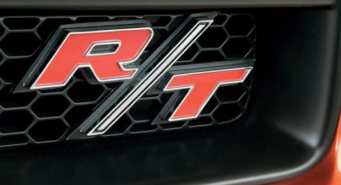 ما الذي ترمز إليه علامة R / T على سيارات دودج؟