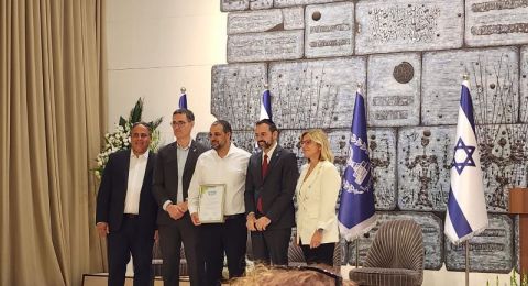 محمد أبو مخ يتسلّم وسام رئيس الدولة لتميّزه في خدمة المجتمع خلال الحرب