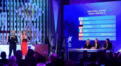 أعلام فلسطين ترفرف في افتتاح احتفالات 