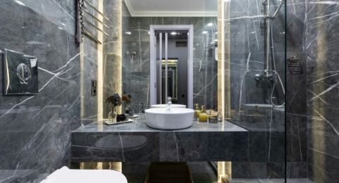 ما هو أفضل خيار لبلاط الدش في الحمام؟ دليل مفصل لكل صاحبة منزل