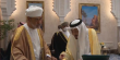 العاهل السعودي وسلطان عمان يتبادلان الأوسمة (فيديو)