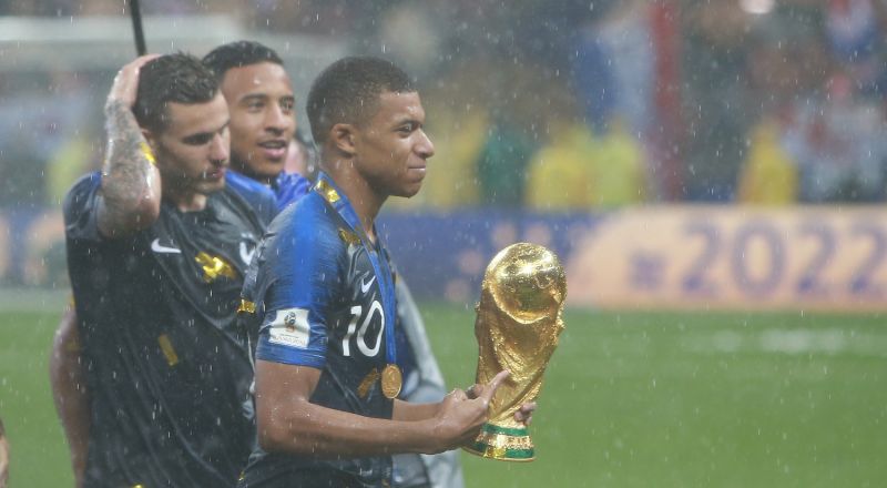 مبابي: ريال مدريد أفضل ناد في العالم Bb0Kylian_Mbapp%C3%A9_with_the_2018_Soccer_World_Cup_trophy