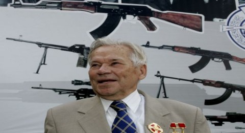 ميخائيل كلاشنيكوف مصمم السلاح الاسطوري الروسي يحتفل بعيد ميلاده الـ 93 ميخائيل كلاشنيكوف مصمم السلاح الاسطوري الروسي يحتفل بعيد ميلاده الـ 93