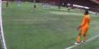 لاعب في الدوري الأمريكي يسجل هدفه بركلة جزاء مبتكرة 