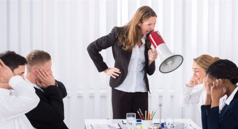 الموظفون يتنمرون على مديرهم... كيف يمكن مواجهة هذه الحالة؟