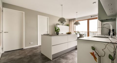 بلاط المطبخ الدارج في عام 2025 عملي مع مظهر سلس وجذاب