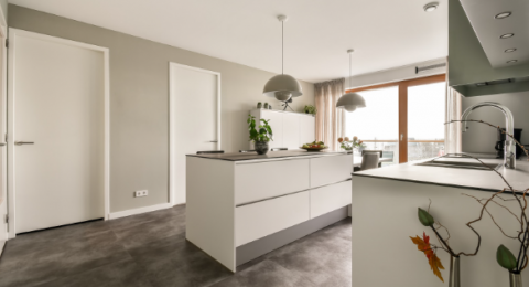 بلاط المطبخ الدارج في عام 2025 عملي مع مظهر سلس وجذاب