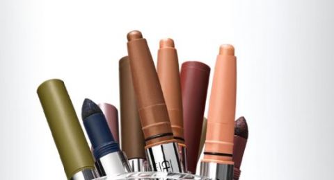 مجموعة جديدة من 9 ظلال عيون مزدوجة في ستيك، تجمع بين لونين وتركيبتين لخلق مجموعة متنوعة من إطلالات العيون الساحرة