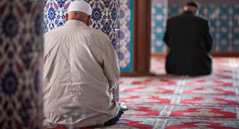 ما حكم منع خروج الريح أثناء الصلاة؟.. دار الإفتاء توضح التفاصيل