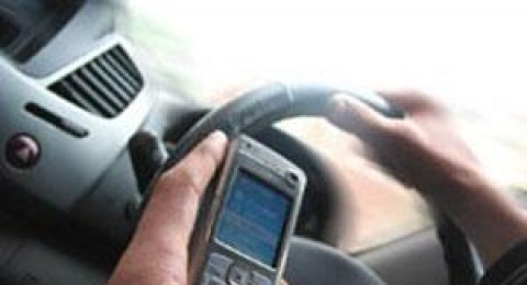 غرامة 500 شيكل لسائق يمسك جهازًا الكترونيًا أو كهربائيًا