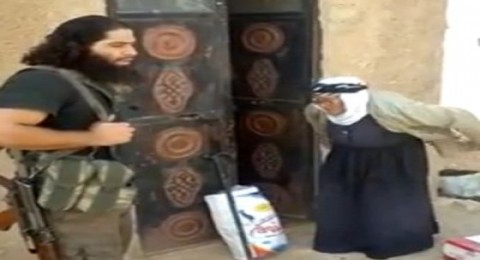 شاهد أول فيديو يبرز الوجه الحسن لـ داعش: مساعدة عجوز بعد فرار ابنائها بكوباني شاهد أول فيديو يبرز الوجه الحسن لـ داعش: مساعدة عجوز بعد فرار ابنائها بكوباني