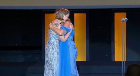 سحّاب فستان منة شلبي يُحرجها... ويسرا تنقذها