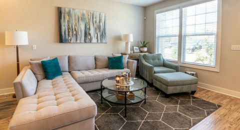 قواعد تنسيق السجادة في غرفة المعيشة