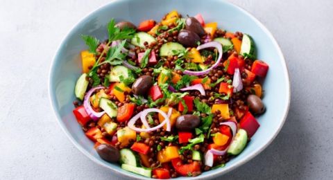 سلطة العدس الأحمر مع الطماطم والخيار للوقاية من سرطان الثدي