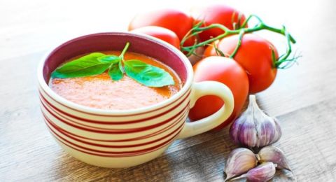 شوربة الطماطم بالثوم والزيت