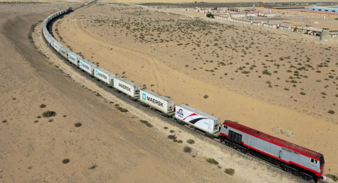 مصر تمدّ خط سكك حديدية إلى حدود غزة لدعم الإعمار