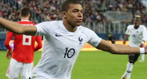 تقارير: علاقة مبابي بصديقة سابقة لزميله تثير قلقًا داخل ريال مدريد