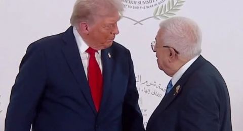 الرئيس الأميركي يصافح نظيره الفلسطيني قبيل انطلاق قمة شرم الشيخ