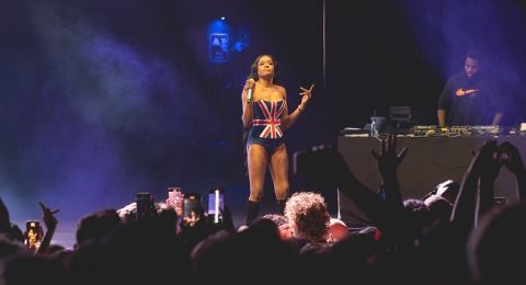 مغنية الراب الأمريكية أزيليا بانكس تثير جدلاً بزيارتها للبلاد: الفلسطينيون ساميون أكثر من اليهود