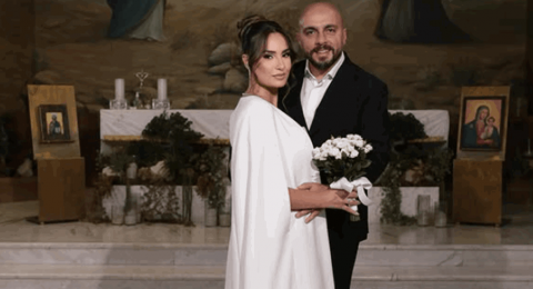 بعدما فاجأ الجميع بدخوله القفص الذهبي.. فنان شهير يحتفل مع أصدقائه بطريقة مميزة بزواجه