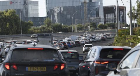 ابتداءً من 1 تشرين الثاني: غرامة 100 شيكل للسائقين الذين لا يشغّلون الأضواء نهارًا