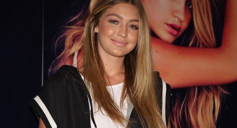 جيجي حديد تبكي بعد تذكّرها التنمر الذي تعرّضت له في بداياتها