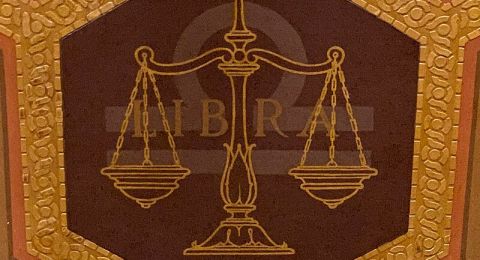 برج الميزان: توازن بين العقل والقلب في شخصية الرجل والمرأة