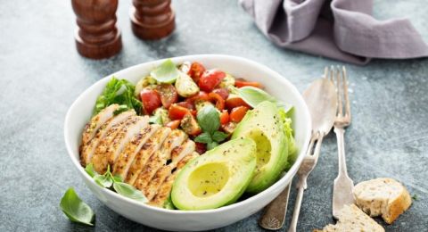 سلطة الدجاج المشوي بالأفوكادو والخس: خيار صحي قليل السعرات