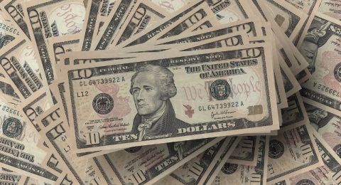 روبرت كيوساكي يحذّر: نهاية الدولار الأمريكي تقترب