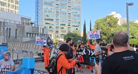 تظاهرات  خارج مبنى المحكمة  خلال جلسة شهادة نتنياهو