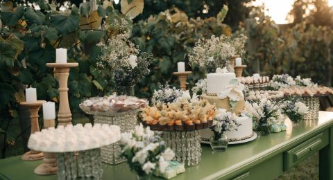 تفاصيل جميلة متعلقة بديكور طاولات الحلويات بحفلات الزفاف