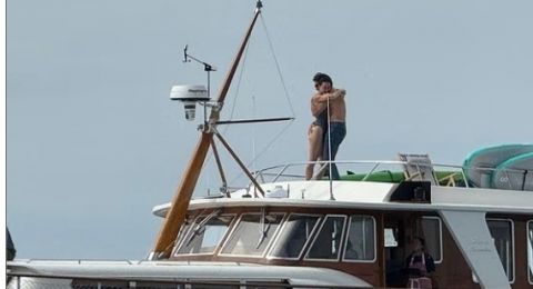 عناق وقبل.. تسريب صور حميمية تجمع جاستن ترودو ومغنية أميركية