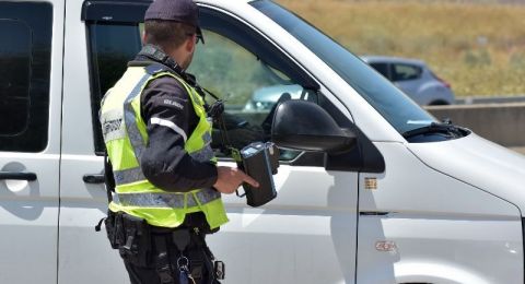 اعتقال 15 سائقًا تحت الحظر و8 آخرين تحت تأثير الكحول والمخدرات