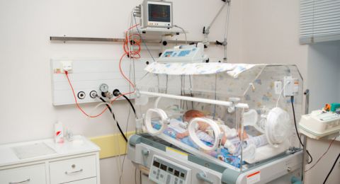 معجزة صوت الأم!.. دراسة تثبت تأثيره المباشر على تطور المسارات اللغوية لأدمغة الخدج