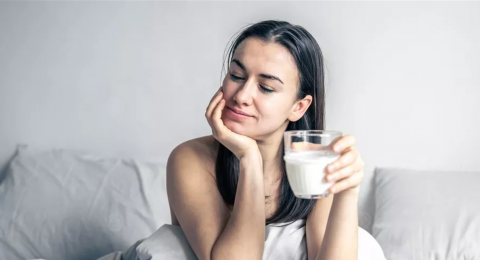 هل يضر الحليب بجمالك؟ إشارات على وجهك قد تكشف الحقيقة