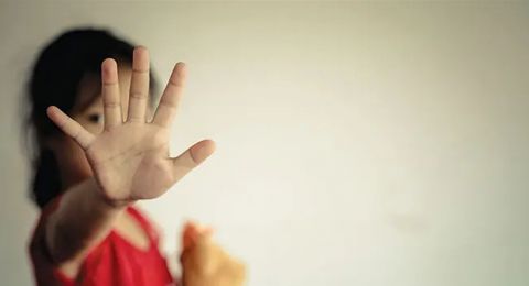 عمرها 3 سنوات فقط... أب يقتل طفلته لسبب لا يُصدَّق!