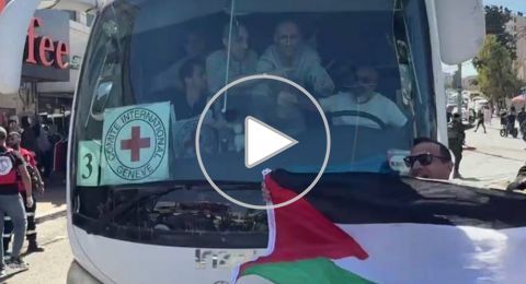 إسرائيل تفرج عن 96 معتقلاً من 