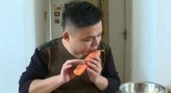 صيني يحوّل البطاطا والجزر إلى آلات نفخ موسيقية فعّالة