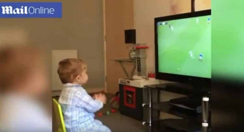 ردة فعل مثيرة من طفل بريطاني بعد أن سجل فريقه هدفاً على منافسه !